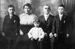 Family photo, black and white from early 1900s.